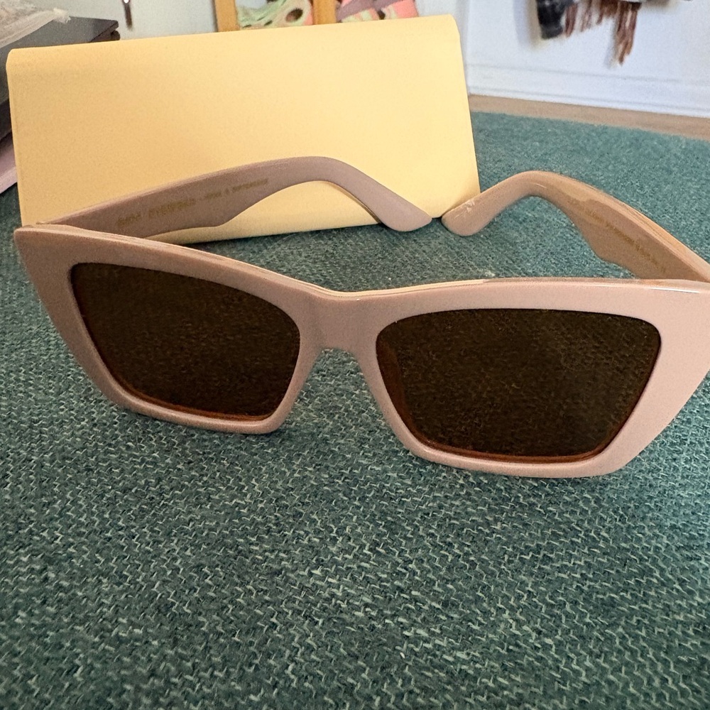 Chic Diff Beige Sunglasses